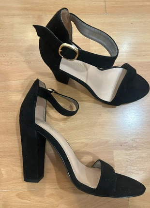 Sandalia tacón negra, marca: Alta Moda, estado: Nuevo sin etiquetas, tamaño: 38, 15,00 €, 16,45 € Protección al comprador incluida