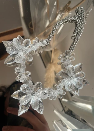 Statement ketting met kristallen bloemen, staat: Nieuw zonder prijskaartje, € 4,00, € 4,90 inclusief Kopersbescherming