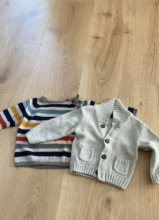 Lot gilet + pull h&m, marca: H&M, estado: Muito bom, tamanho: 9-12 meses / 74 cm, €4.00, €4.90 inclui Proteção do Comprador