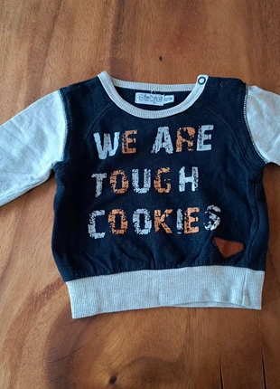 Blauwe trui met grijze mouwen - Dirkje , marque: Dirkje, état: Bon état, taille: 3-6 mois / 62 cm, 2,50 €, 3,33 € Protection acheteurs incluse