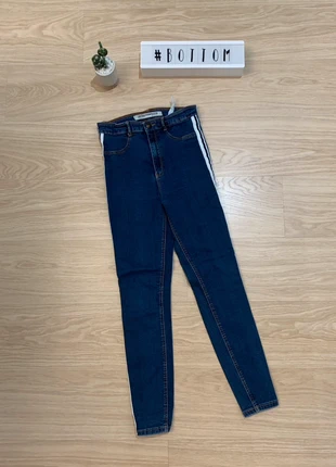 Jean Zara, de cintura alta, color Azul con raya azul y blanca en los laterales.  , merk: Zara, staat: Heel goed, maat: M / 38 / 10, € 9,00, € 10,15 inclusief Kopersbescherming