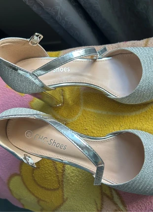 Sandálias em excelente estado. Usado apenas uma vez, marca: CHC-Shoes, estado: Muito bom, tamanho: 39, €15.00, €16.45 inclui Proteção do Comprador