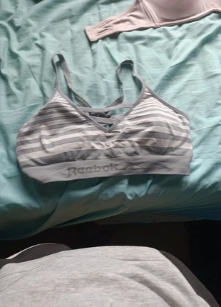 Soutif de sport gris et blanc, marke: Reebok, zustand: Sehr gut, größe: 60C, 2,00 €, 2,80 € inklusive Vinted-Käuferschutz