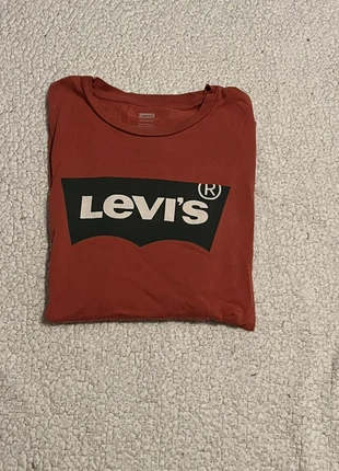 T-shirt Levis bordeaux, merk: Levi's, staat: Heel goed, maat: XS, € 8,99, € 10,14 inclusief Kopersbescherming