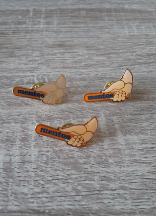 Lot de 3 Pin’s de collection vintage Mentos – Main tenant un tube de Mentos en métal – Très bon état, état: Très bon état, 15,00 €, 16,45 € Protection acheteurs incluse