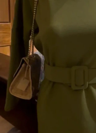 Robe chic kaki avec ceinture élégante et une broche amovible, marca: Mohito, estado: Novo sem etiquetas, tamanho: M / 38 / 10, €15.00, €16.45 inclui Proteção do Comprador