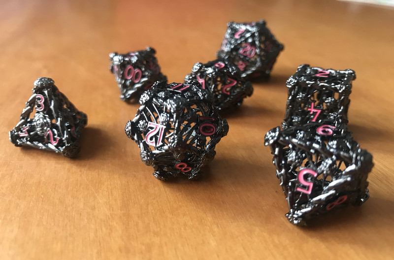 Set di 7 Dadi Metallici Nero e Rosa +sacchetto / 7 Dice Set Metallic Black & Pink +bag - Kickstarter 2