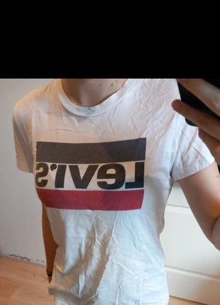 T-shirts Levi's blanc avec logo bleu,blanc et rouge, brand: Levi's, condition: Good, size: S / 36 / 8, €4.00, €4.90 includes Buyer Protection