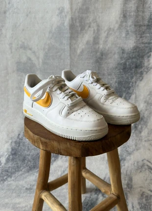 Nike 👟 air force 1 low blanche swoosh jaune taille 38.5 femme, marca: Nike, estado: Muito bom, tamanho: 38.5, €69.00, €73.15 inclui Proteção do Comprador Pro