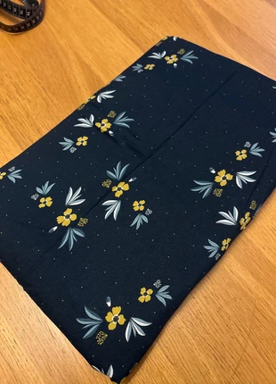 Coupon coton fleuri fond marine, marque: Batikou, état: Neuf sans étiquette, 12,00 €, 13,30 € Protection acheteurs incluse