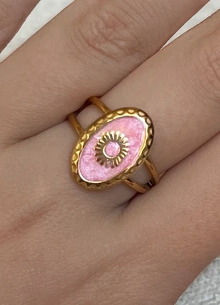 Gouden ring met roze detail, merk: Boutiek, staat: Nieuw zonder prijskaartje, maat: Aanpasbaar, € 8,00, € 9,10 inclusief Kopersbescherming