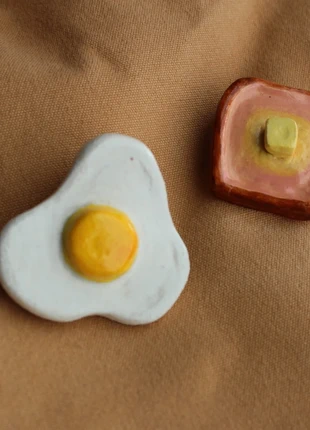 Pin Set: Egg & Toast | Childhood Memory Jewelry | Whimsical Comfort Food Gift, marca: Cushat Nest Studio, estado: Novo com etiquetas, €10.00, €11.20 inclui Proteção do Comprador
