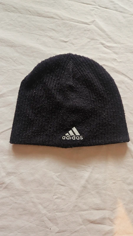 Bonnet noir Adidas- classique, chaud et confortable