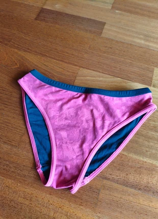 🩲Braguita de bikini en fucsia, decathlon. Talla S, marca: Decathlon, estado: Muy bueno, tamaño: S / 36 / 8, 4,50 €, 5,43 € Protección al comprador incluida