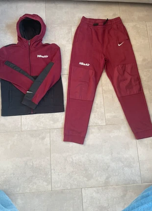 Ensemble Nike Air bordeaux taille L junior très bon état, brand: Nike, condizioni: Ottime, taglia: L, €40.00, €42.70 include la Protezione acquisti