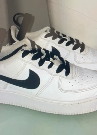 Baskets Nike Air Force 1 Blanches et Noires Pointure 36 - Bon État, marca: Nike, estado: Bom, tamanho: 36, €24.00, €25.90 inclui Proteção do Comprador