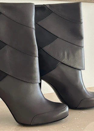 Zwart- leverkleurige enkellaarsjes van Pollini, merk: Pollini, staat: Nieuw zonder prijskaartje, maat: 41, € 110,00, € 116,20 inclusief Kopersbescherming