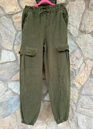 Green Cargo Pant with Elastic waist and side pockets, marque: Zara, état: Neuf sans étiquette, taille: 13 ans / 158 cm, 8,00 €, 9,10 € Protection acheteurs incluse