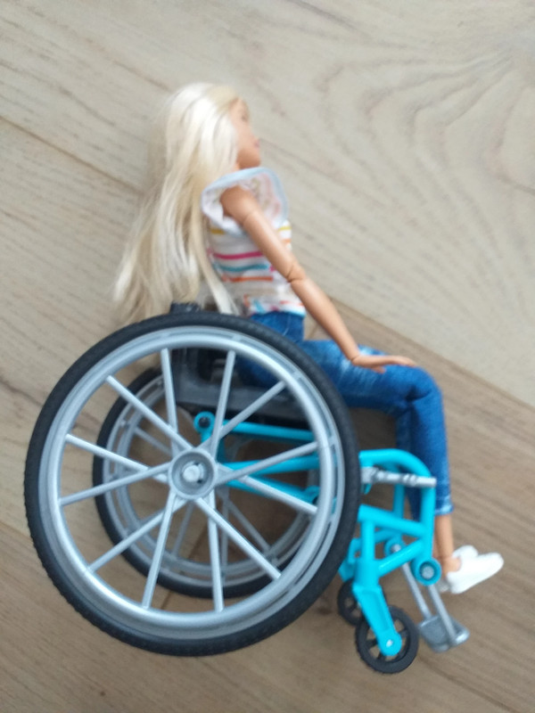 Barbie chaise roulante