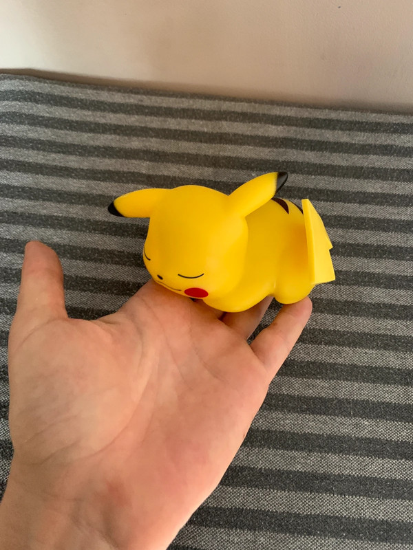 Veilleuse pikachu Pokémon sur le dos