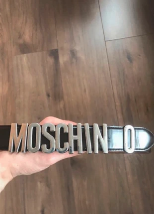 Moschino leren riem met metalen letters – unisex, merk: Moschino, staat: Heel goed, maat: 95 cm, € 39,99, € 42,69 inclusief Kopersbescherming