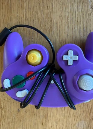 Gamecube controller purple, merk: GAMECUBE, staat: Heel goed, € 12,00, € 13,30 inclusief Kopersbescherming