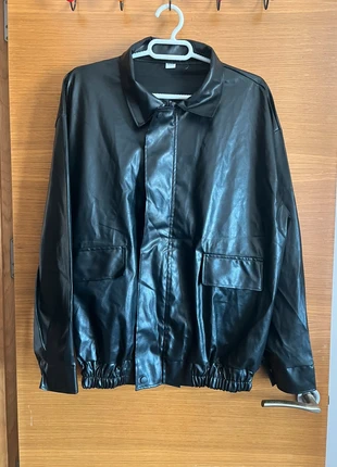 Chaqueta efecto piel color negro- Talla L, marca: Local, estado: Nuevo sin etiquetas, tamaño: L / 40 / 12, 8,00 €, 9,10 € Protección al comprador incluida