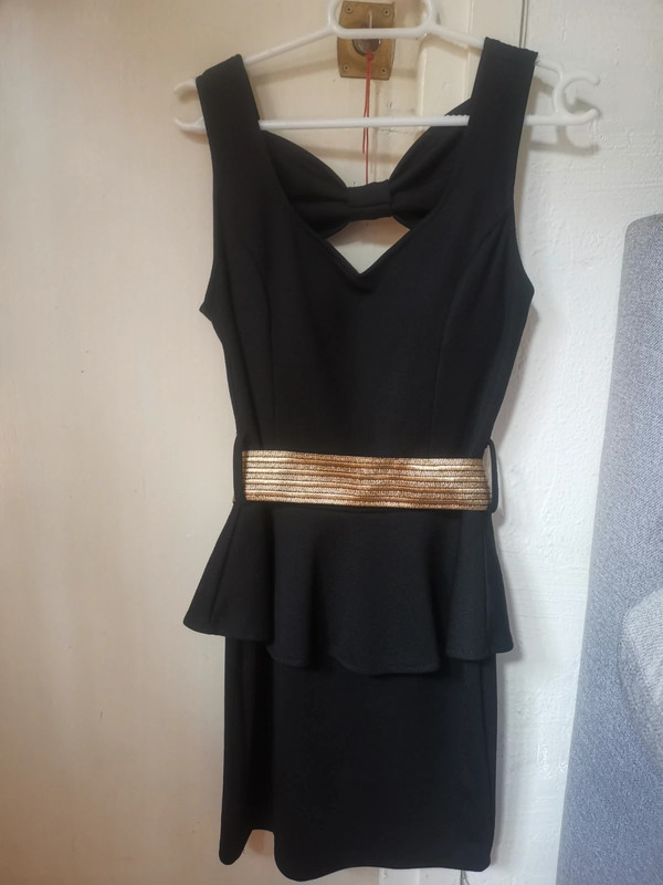 Vestido negro con cinturón dorado - Vinted Vestido negro con cinturón dorado - Vinted