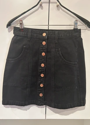 Falda mini actual Denim negra de Stradivarius c/botones, marque: Stradivarius, état: Très bon état, taille: S / 36 / 8, 12,00 €, 13,30 € Protection acheteurs incluse