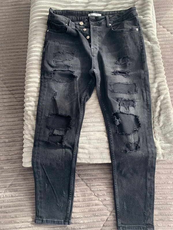 Jeans Zara negros rotos pitillo