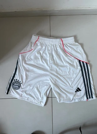 Short officiel Bayern Munich extérieur 2025/2026, signé Adidas, brand: adidas, condition: New without tags, size: L, €10.00, €11.20 includes Buyer Protection