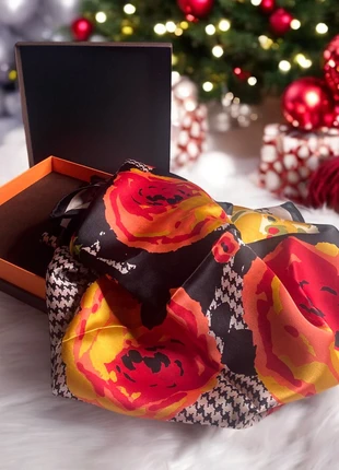 Foulard en soie imprimé floral élégant - Cadeau chic & tendance, brand: corner parisien, condition: New with tags, €48.00, €51.10 includes Buyer Protection Pro