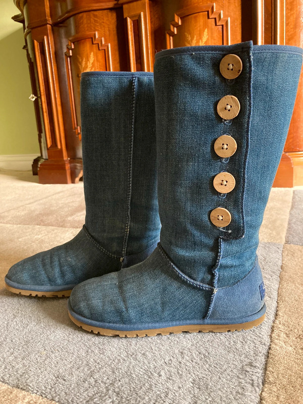 Ugg boots 2025 size 3.5