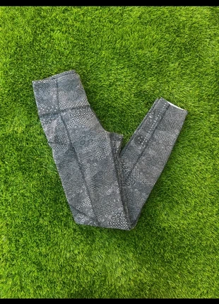 Legging / running / pantalon de sport Lululemon - Gris avec motifs blanc et noir - Taille XS, marke: Lululemon, zustand: Sehr gut, größe: XS / 34 / 6, 25,00 €, 26,95 € inklusive Vinted-Käuferschutz