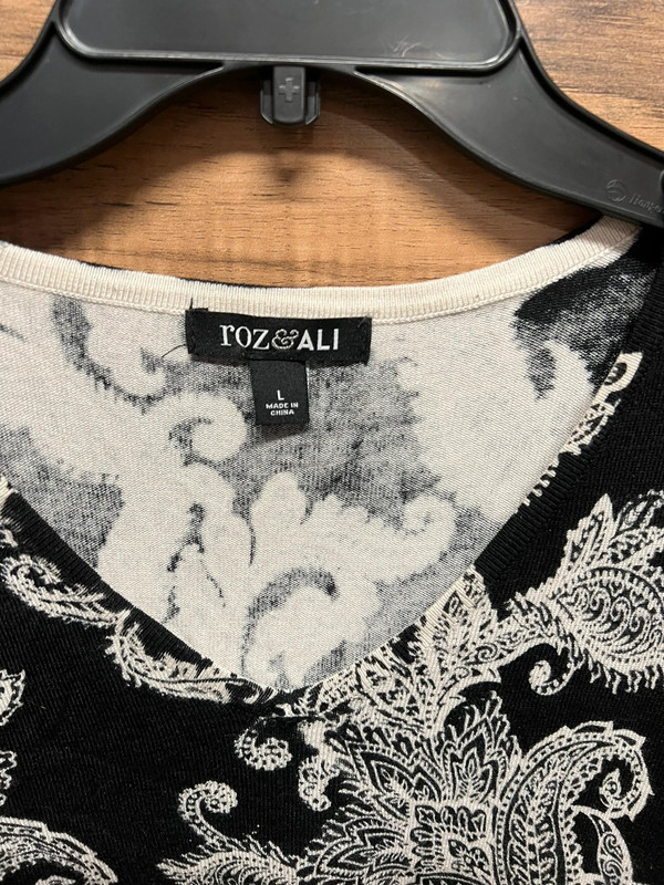 Roz & Ali large black and white top 2