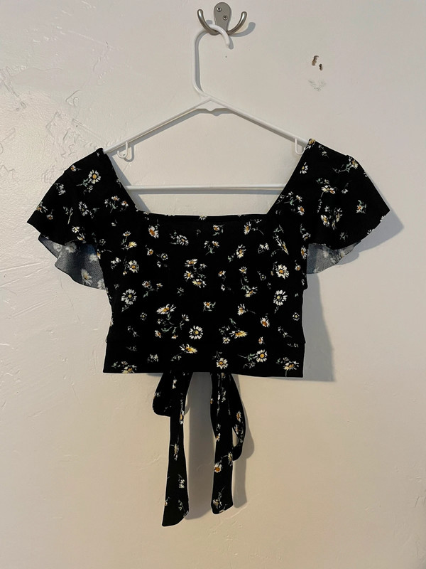 Black Floral Tie Crop Top Size M NWT 1