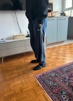 Jogging Adidas bleu marine logo brodé bandes blanches, jaunes et bleues - taille S, marca: adidas, estado: Bom, tamanho: S, €10.00, €11.20 inclui Proteção do Comprador