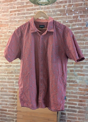 Burgundy Patagonia Shirt – Cute Penguin Print – Size L, brand: Patagonia, condizioni: Nuovo senza cartellino, taglia: L, €35.00, €37.45 include la Protezione acquisti