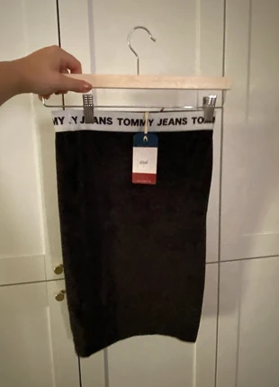 Jupe velours neuve, merk: Tommy Hilfiger, staat: Nieuw met prijskaartje, maat: XS / 34 / 6, € 20,00, € 21,70 inclusief Kopersbescherming