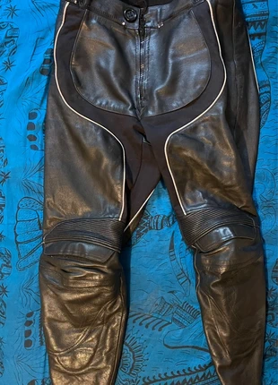 Triumph Leather Motorcycle Trousers XXL (2L), brand: Triumph, condition: Good, size: XXL / 16, £32.00, £34.30 includes Buyer Protection
