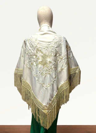 Mantón de flamenco crema con bordado mismo tono, marca: BCN mantón crema, estado: Muito bom, €10.00, €11.20 inclui Proteção do Comprador Pro