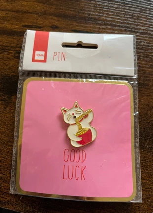 Pin chat qui mange un ramen, brand: Hema, condition: New without tags, €4.00, €4.90 includes Buyer Protection