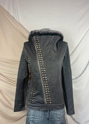 Structured jacket with an asymmetrical zip, oversized collar, silver studs, and a faux fur hood, marca: Avant Garde, estado: Muito bom, tamanho: M / 38 / 10, €52.00, €55.30 inclui Proteção do Comprador Pro
