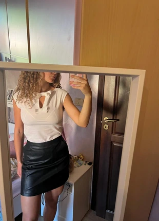 Minigonna nera in similpelle – vita alta, merk: H&M, staat: Nieuw zonder prijskaartje, maat: S / 36 / 8, € 9,00, € 10,15 inclusief Kopersbescherming