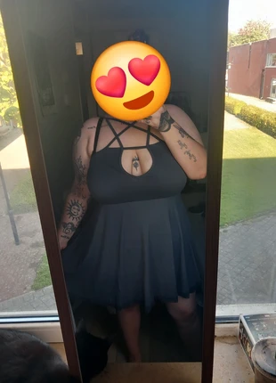 Jurkje met pentagram cut out, marque: Shein Curve, état: Neuf sans étiquette, taille: 4XL / 48 / 20, 5,00 €, 5,95 € Protection acheteurs incluse