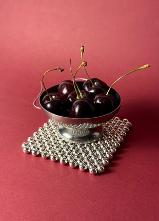Sous-verre en perles argentées – style bohème chic fait main, merk: Local, staat: Heel goed, € 15,00, € 16,45 inclusief Kopersbescherming
