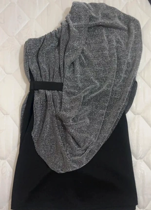 Maglietta lunga monospalla glitterata, condizioni: Ottime, taglia: XL / IT 46 / EU 42, €3.00, €3.85 include la Protezione acquisti