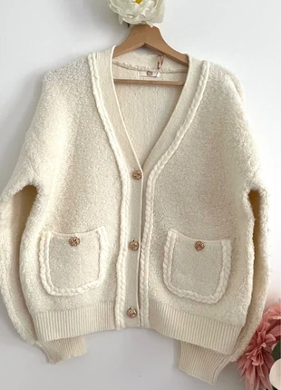 🧶Gilet écru texturé – Boutons dorés & poches élégantes🧶, marque: Boutique Parisienne, état: Neuf sans étiquette, taille: Taille unique, 38,00 €, 40,60 € Protection acheteurs (Pro) incluse