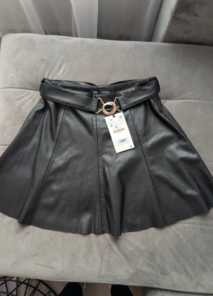 Zara Zwart Minirokje Imitatieleer Klokmodel Gouden Gesp S, merk: Zara, staat: Nieuw met prijskaartje, maat: S / 36 / 8, € 15,00, € 16,45 inclusief Kopersbescherming