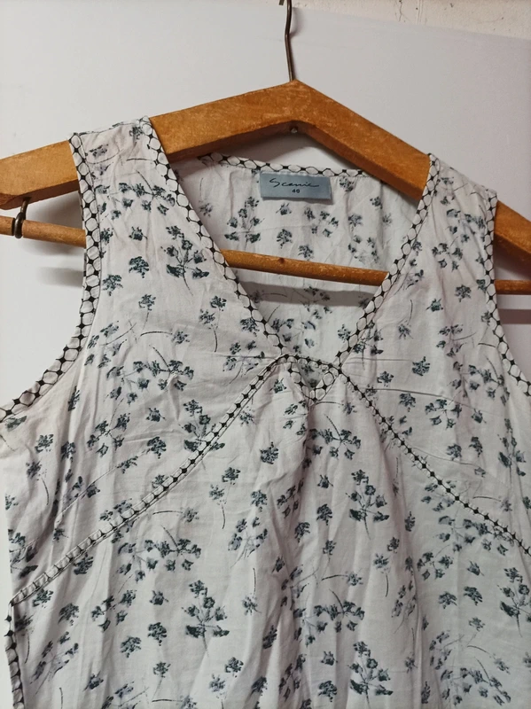 Robe fleurs bleues discrètes